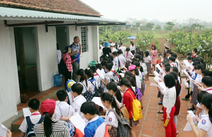 Ngay khi đến n&ocirc;ng trang, c&aacute;c b&eacute; sẽ được thầy c&ocirc; hướng dẫn kh&aacute;m ph&aacute; về c&aacute;c lo&agrave;i c&acirc;y, con vật được chăm s&oacute;c tại n&ocirc;ng trang.