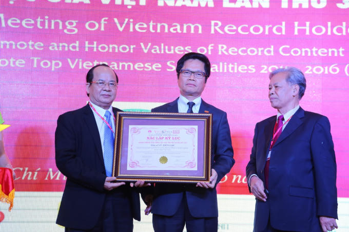 Với những đ&oacute;ng g&oacute;p quan trọng của TS Vũ Tiến Lộc, trong dịp Hội ngộ n&agrave;y, Tổ chức Kỷ lục Việt Nam trao tặng hai kỷ lục đặc biệt nhằm T&ocirc;n vinh gi&aacute; trị Nội dung Kỷ lục cho c&aacute; nh&acirc;n TS Vũ Tiến Lộc, ghi nhận sự cống hiến v&agrave; s&aacute;ng tạo của &ocirc;ng đối với cộng đồng Doanh nghiệp v&agrave; Doanh nh&acirc;n Việt Nam trong thời gian qua ở hai nội dung: