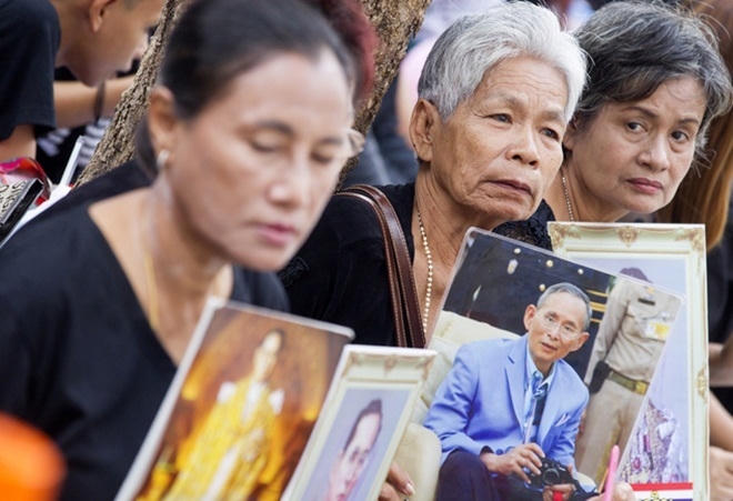 Người dân Thái Lan mang theo ảnh của Đức Vua đến bên ngoài bệnh viện Siriraj.