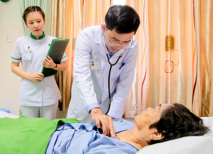 Bác sĩ thăm khám cho bệnh nhân sau khi phẫu thuật.