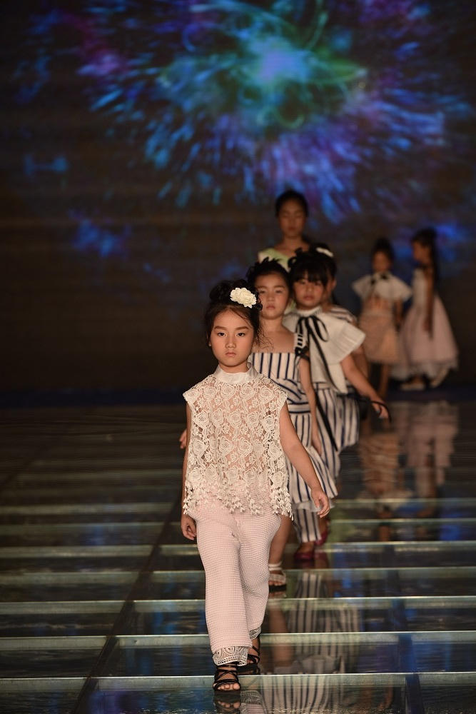 Tuần lễ thời trang trẻ em VN 2017: Tim – Trương Quỳnh Anh dắt tay bé Sushi và bé Bông trình diễn mở màn
