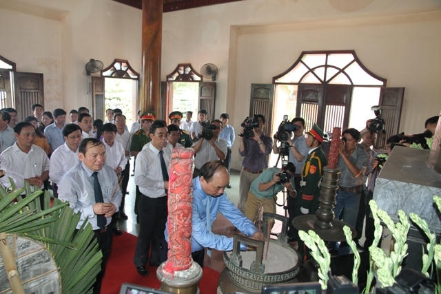 Thủ tướng Chính phủ đến dâng hương tại Khu lưu niệm cố Tổng Bí thư Lê Duẩn.