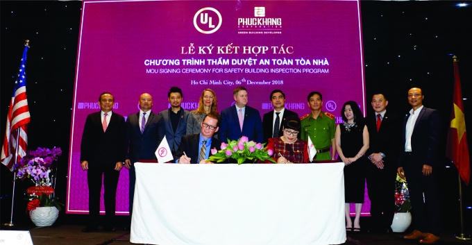 Ông Mike Haligan- Tổng Giám Đốc Thẩm Duyệt Toàn Cầu UL và Bà Lưu Thị Thanh Mẫu – Tổng Giám đốc Phuc Khang Corporation chính thức ký kết hợp tác Chương trình thẩm duyệt an toàn tòa nhà.