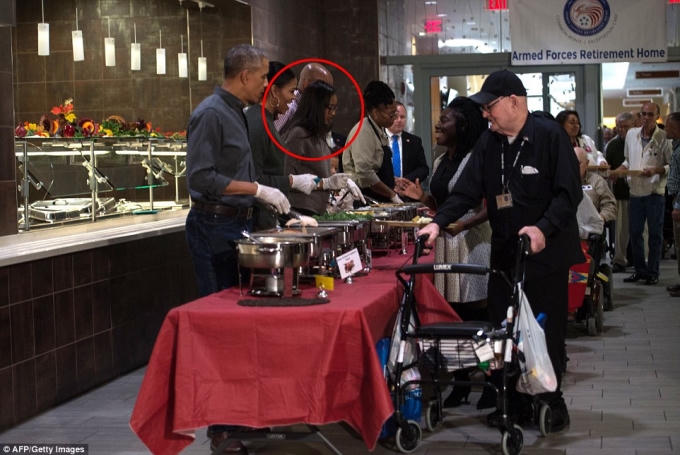 Con gái út của Tổng thống Obama Sasha cùng cha mẹ tham dự sự kiện ý nghĩa này. Cô bé phục vụ món khoai tây hầm cho các cựu binh. (Ảnh: AFP)