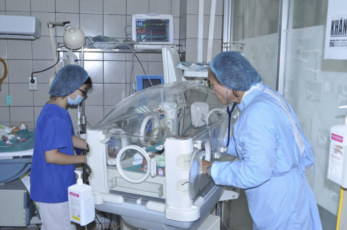 3 bệnh nhi được chuyển về Bạch Mai trong tình trạng nặng.
