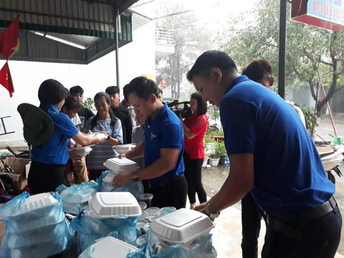 Các đoàn viên thanh niên huyện Bình Liêu tham gia hỗ trợ các thì sinh trong kỳ thi THPT 2018 (ảnh Nguyễn Trinh).
