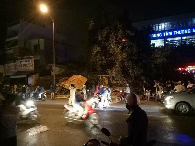 Lực lượng chức năng phân luồng giao thông tại hiện trường cây xanh bị đổ