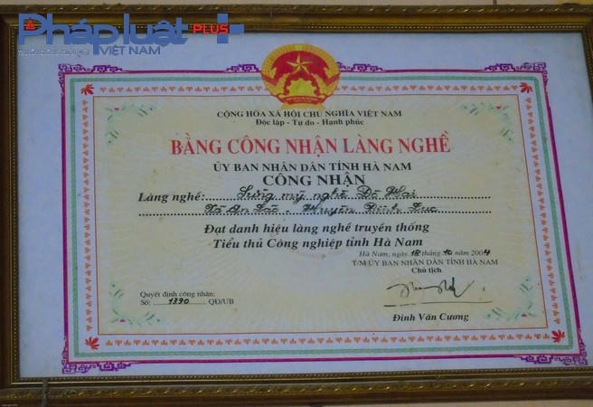 Đến năm 2004 Làng Đô Hai được Ủy Ban Nhân Nhân Tỉnh Hà Nam trao bằng công nhận làng nghề với tên đầy đủ là làng nghề sừng mỹ nghệ Đô Hai.