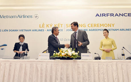 Tổng Giám đốc Vietnam Airlines (bên trái) và Tổng Giám đốc Air France hoàn tất ký kết Hợp đồng Liên doanh.