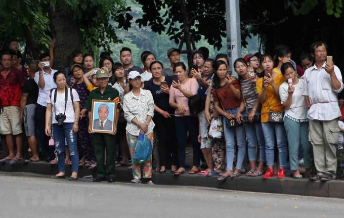 Người dân Thủ đô đưa tiễn nguyên Tổng Bí thư Đỗ Mười. (Nguồn: TTXVN).