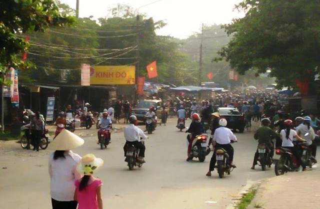 Một góc đường vào chợ Sơn - Hương Khê sáng nay, dòng người vẫn tụ tập xuanh quanh khu chợ.