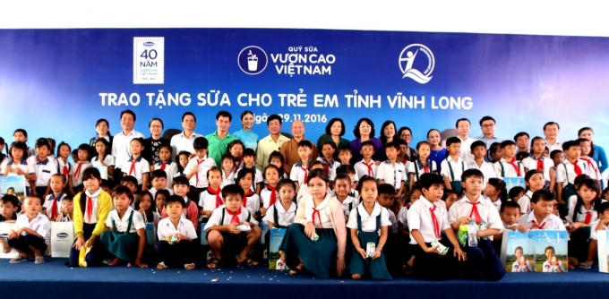 Từ năm 2008 đến nay, trải qua 9 năm hành trình Quỹ sữa Vươn Cao Việt Nam, Vinamilk đã đem đến cho hơn 373 ngàn trẻ em khó khăn tại Việt Nam gần 30 triệu ly sữa, tương đương 120 tỷ đồng.