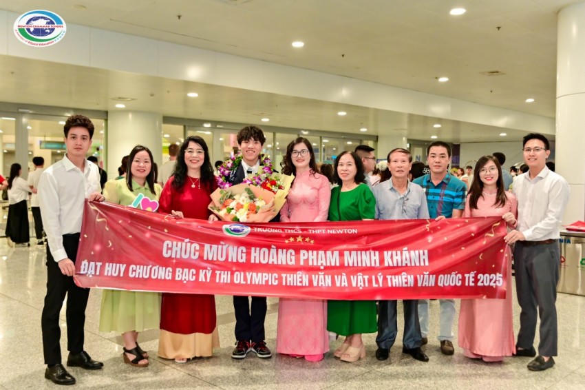 Ban lãnh đạo nhà trước chúc mừng nam sinh Hoàng Phạm Minh Khánh đạt Huy chương Bạc kỳ thi Olympic thiên văn và vật lý thiên văn Quốc tế 2025.
