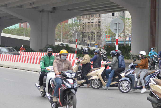 Việc quay đầu, cắt ngang qua lối dẫn xuống nguy cơ xảy ra tai nạn là rất cao nếu ô tô đi từ trên Vành đai 3 trên cao xuống do bị khuất tầm nhìn.