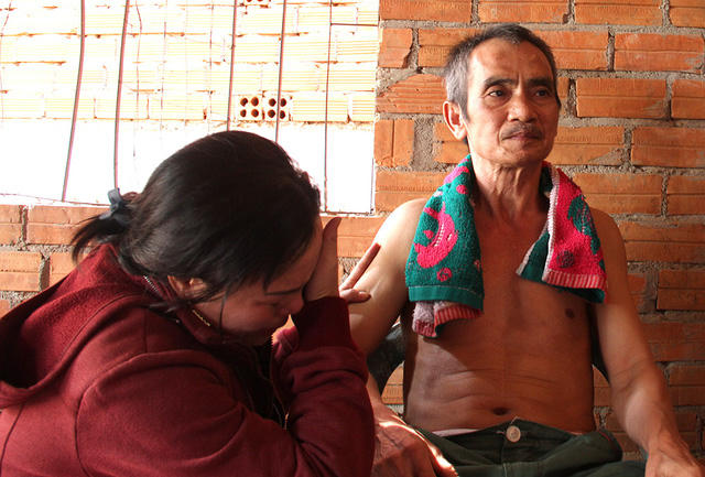 Ông Huỳnh Văn Nén và vợ.