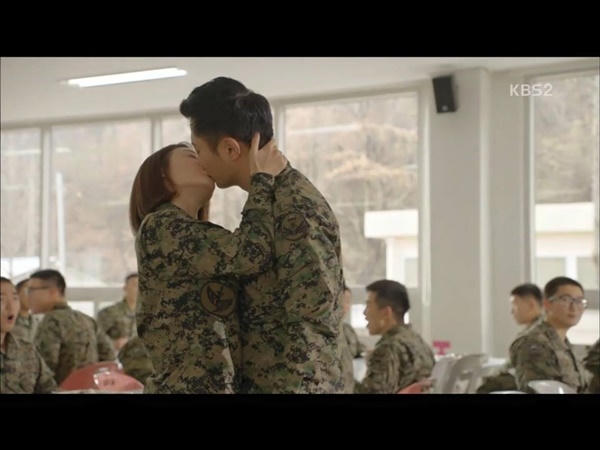 Hậu duệ mặt trời tập 16: Song Hye Kyo nổi máu ghen hoạn thư khi nhìn bạn trai