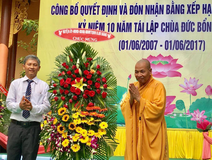 Đại diện ch&iacute;nh quyền địa phương tặng hoa ch&uacute;c mừng