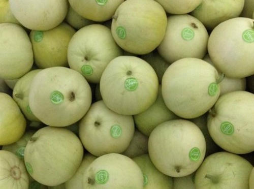 Dưa lê Trung Quốc thường có mẫu mã bắt mắt hơn hàng Việt.