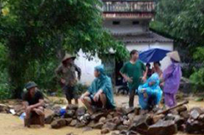 Người dân tại huyện Kim Bôi, Hóa Bình chống chọi với lũ.