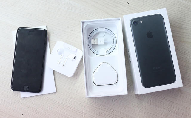 Phía dưới là chiếc máy và dưới máy là các phụ kiện đi kèm