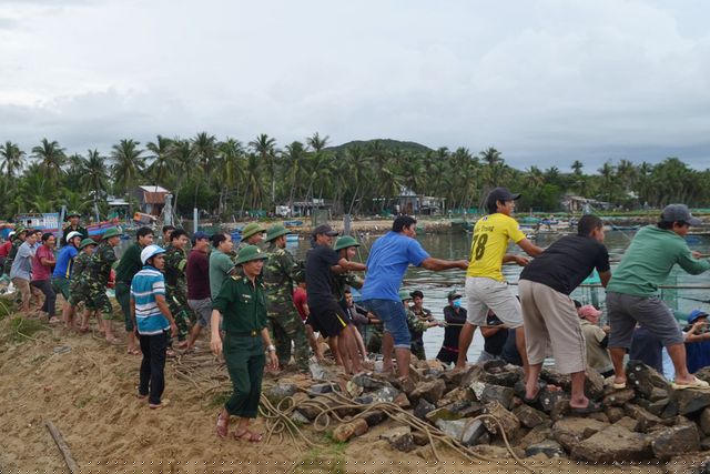 Lực lượng bộ đội được huy động để giúp người dân khắc phục bão