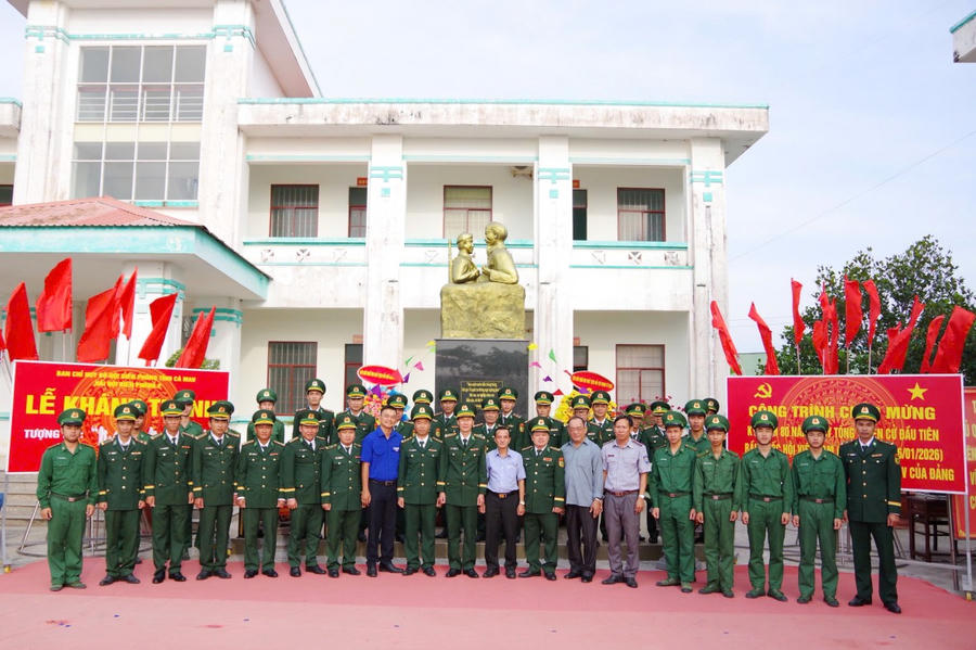 Khu Tượng đài “Bác Hồ với chiến sĩ Biên phòng” – địa chỉ giáo dục truyền thống cho cán bộ, chiến sĩ và Nhân dân.