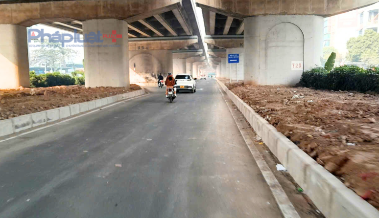 Các phương tiện rẽ vào đường kết nối dưới gầm cầu.