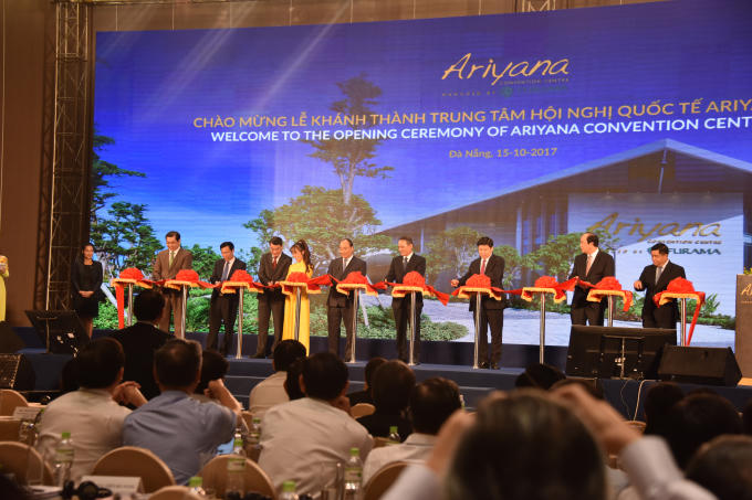 Thủ tướng Nguyễn Xuân Phúc cùng lãnh đạo cấp cao và Thành phố Đà Nẵng cắt băng khánh thành Trung tâm hội nghị  phục vụ hội nghị Apec.