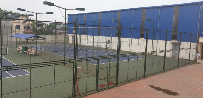 Trong khuôn viên mở rộng khu hành chính này có 3 sân Tennis và sân cầu lông. Ảnh Chí Kiên.
