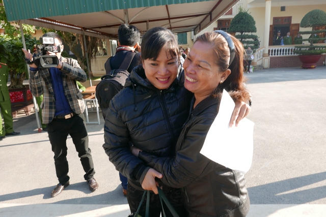 Chị Thanh Hương (Thanh Xuân, Hà Nội) nức nở khi được gặp lại người thân. Chị Hương tâm sự, trước ngày nhận quyết định đặc xá chị gần như thức trắng vì hạnh phúc. Hôm nay, niềm hạnh phúc ấy càng được nhân lên gấp bội khi chị Hương được mẹ ruột cùng cháu ngoại đến đón, động viên và chia sẻ niềm vui với mình. “Tình cảm mà mọi người dành cho tôi là động lực rất lớn để tôi hòa nhập và cống hiến nhiều hơn nữa cho xã hội. Tôi không biết diễn tả cảm xúc của mình lúc này thế nào, tôi thực sự hạnh phúc, cảm động…”, chị Hương nói.