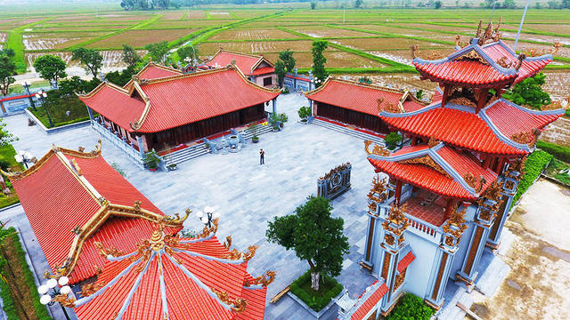 Cổng tam quan nhiều tầng, uy nghi với những mái ngói cong vút, đậm nét kiến trúc phương Đông, là công trình tiêu biểu, ấn tượng nhất của nhà thờ.