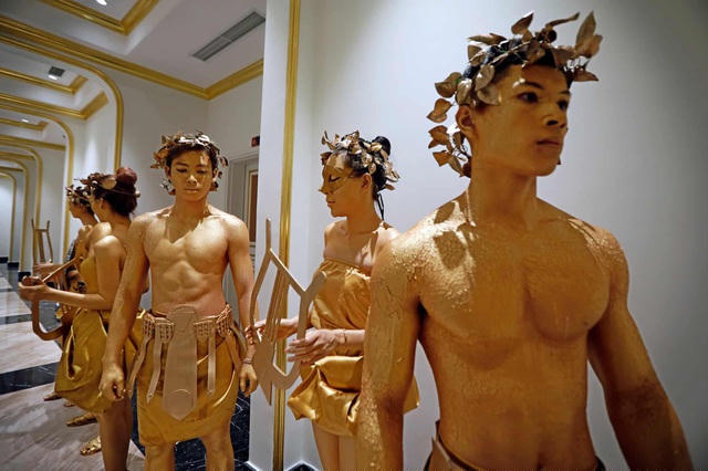 Các nghệ sĩ đang chờ phía sau sân khấu để chuẩn bị biểu diễn trong một chương trình của khách sạn. (Ảnh: Luong Thai Linh / EPA)