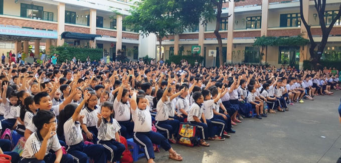 Các em học sinh tỏ ra vô cùng hào hứng với sự kiện này.