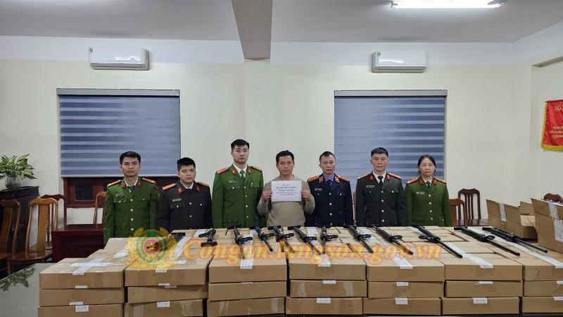 Đối tượng Dương Ích Phong cùng tang vật thu giữ tại Cơ quan Công an. Ảnh: C.A Lạng Sơn