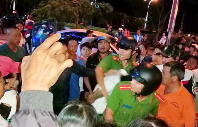 Người dân vây bắt đối tượng giao cho công an ( Ảnh do người dân chứng kiến cung cấp).