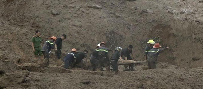 Đưa thi thể nạn nhân ra khỏi khu sạt lở. (Ảnh: báo Vietnamnet)