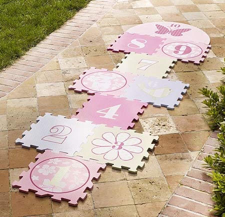 Một tấm thảm nhảy lò có màu sắc sẽ giúp bé có thể thoài mái chơi ở bất cứ đâu.