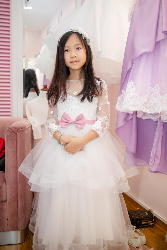 Đại diện thương hiệu Những Bông Hoa Nhỏ thử đồ cho các bé.