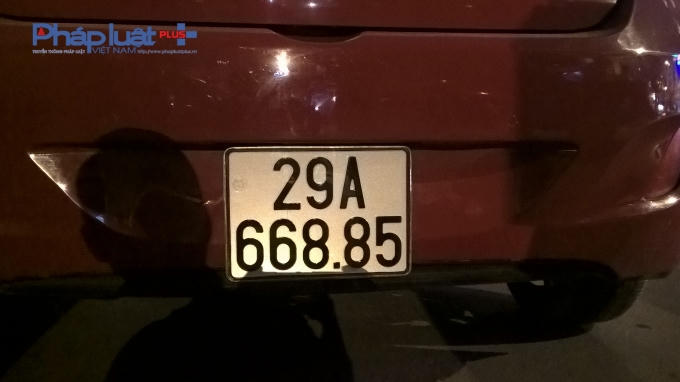 Xe bị lập biên bản xử phạt hành chính. ( Ảnh Phạm Hiển )