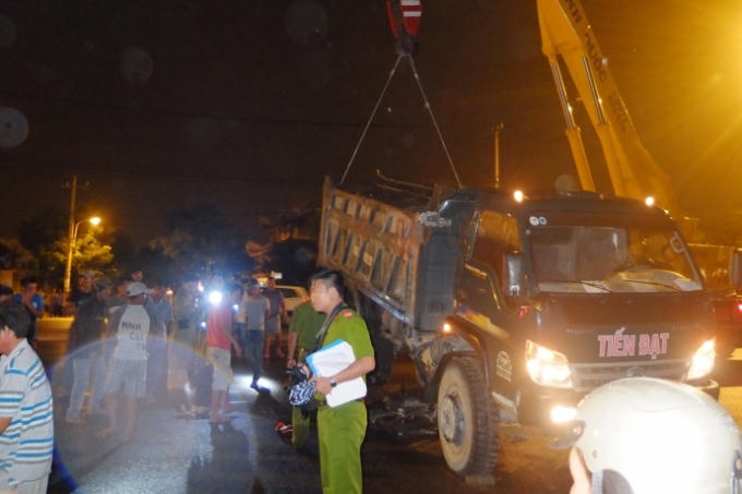 Xe cẩu được huy động để nhấc chiếc xe tải ben ra khỏi hiện trường.