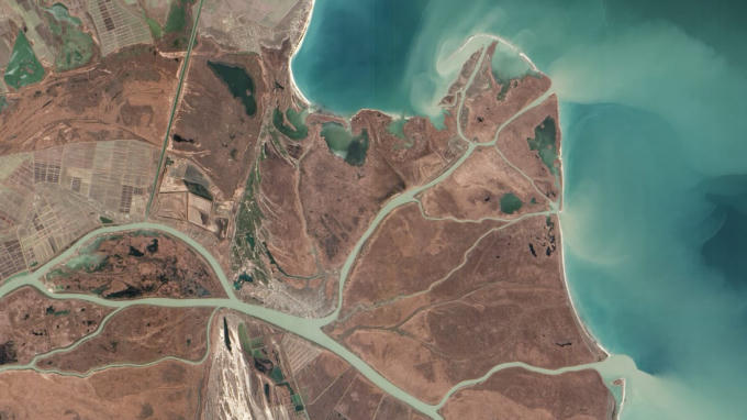 Khu dự trữ sinh quyển Danube, Ukraine: Là con sông dài nhất của châu Âu, sông Danube chảy qua 19 quốc gia, bao gồm Đức, Áo, Đức, Hungary và Ukraina,.... Tại đây, Đài quan sát Trái đất của NASA đã lấy hình ảnh đồng bằng sông Danube, nơi dòng sông chảy vào Biển Đen. Khu vực này là một Di sản Thế giới của Liên hợp quốc và là một trung tâm đa dạng sinh học, tự hào có hơn 300 loài chim.