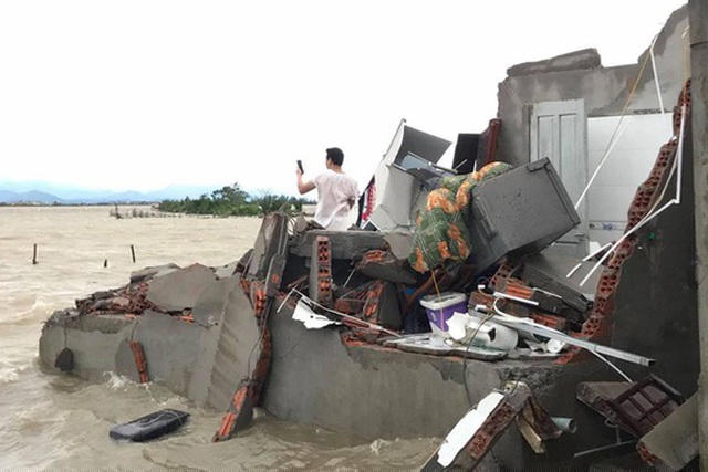 May mắn nhà không có người thời điểm bị tàu đâm sập do được chính quyền địa phương sơ tán vào hôm qua