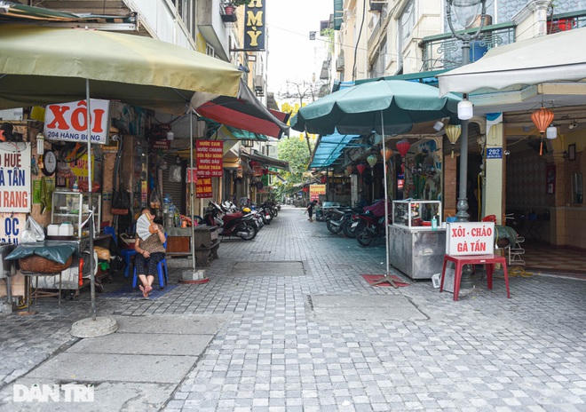 Ngõ Hàng Bông Lờ dài 88m, rộng 5m. Từ phố Tống Duy Tân đến phố Hàng Bông.