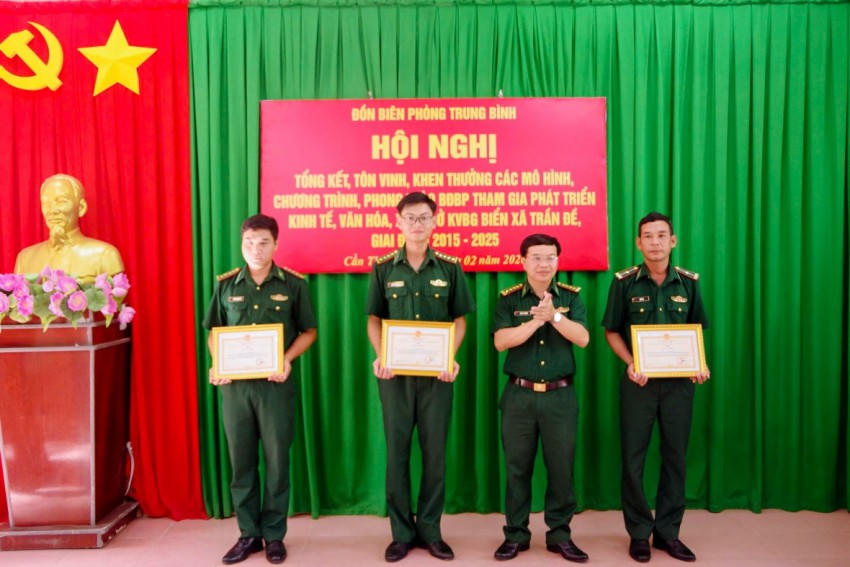 Đại tá Hà Huy Trường - Phó Chính ủy Ban chỉ huy BĐBP TP trao giấy khen cho các tập thể, cá nhân.