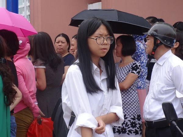 Em Nguyễn Hương Liên, một thí sinh tham dự kỳ thi tuyển sinh vào lớp 10 chuyên Amsterdam chia sẻ: "Em thấy đề thi năm nay khá là khó, phần tự luận em khá bất ngờ, khi đọc đề viết về festival thiếu nhi năm 2016.  Đặc biệt, phần nghe không rõ, em phải cố gắng lắm mới có thể nghe được".