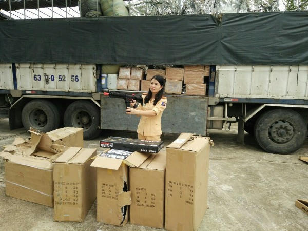 CSGT kiểm tra khẩu súng nhựa. (Ảnh: báo Công an nhân dân)