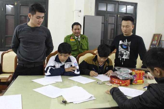 Hai teen 10x tại trụ sở cơ quan điều tra.