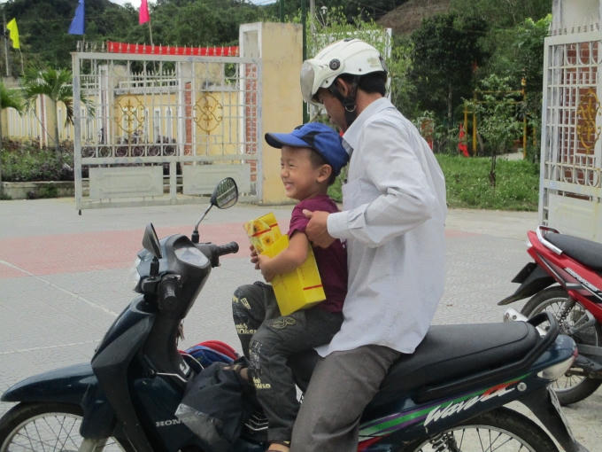 Niềm vui rạng ngời trên khuôn mặt của cháu bé khi được nhận quà từ chương trình.