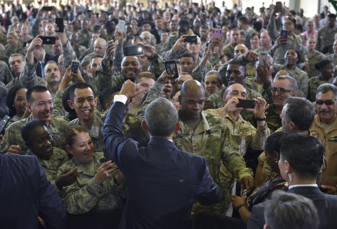 Cựu tổng thống Barack Obama được chào đón bởi các chiến sỹ đang làm việc tại căn cứ không quân MacDill ở Florida. (Ảnh: Mandel Ngan / AFP / Getty Images)