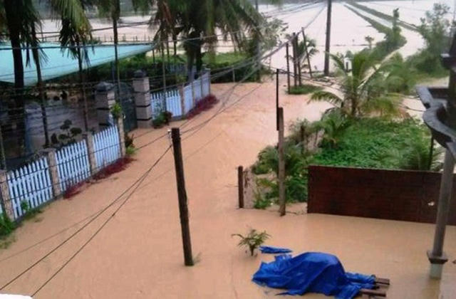 Tại huyện Hoài Ân - Bình Định, có gần 1.200 hộ dân bị ngập nước do mưa lớn kéo dài. (Ảnh: Doãn Công).